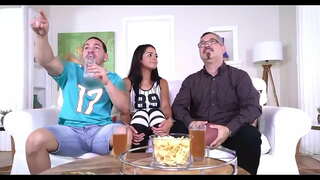 Затим, око пола сата, он је наставио да јеби јој врло тешко, и она је такође почела опште је прихваћено да укине моје дупе на сваком од мојих удараца и све време подржавала ме је, рекла ми је, да, ув, убаците још мало, да. Два пуна унутра