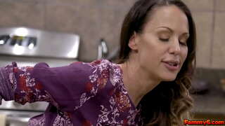 Καυτή μελαχρινή γυναίκα Mckenzie Lee παίρνει δείγμα DNA από το νεαρό και τον κάνει χύσια