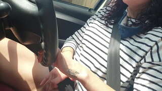 Ņemot valsts auto vadīt, bet, rotaļājoties ar savu mazo caurumiņu