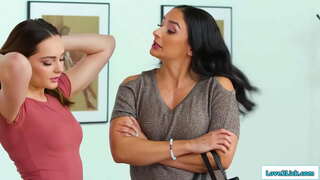 Hot stepmom lan sak tunggaling putri tirinipun duwe hubungan rahasia lan bayek sneaks menyang latinas kamar turu lan padha kiss.Latin pelek dheweke lan dheweke licks dheweke cunt