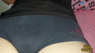 ���ອື້ອຍພັນາງກັນຢູ່ທາງຫນ້າຂອງອ້າຍຂອງນາງ