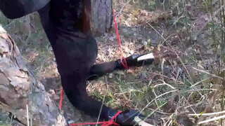 Laura uz Papēžiem modelis soli māsa ar melnu kleitu un augstpapēžu kurpes saistošs un noslēpa mežā, ir sūkāt bick gailis.