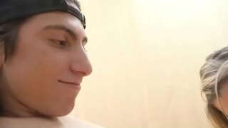 Млад пич получава отлична дълбока фаринкса от блондинка milf