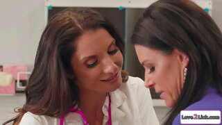 Hot perawat seduces dheweke guru lan licks dheweke dipun cukur pus.Ing brunette nyedot ing dheweke amba susu lan banjur licks lan driji dheweke pus.Banjur padha 69