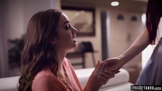 Adolescent rapidement modifications de l&#039;heure de la réunion de la date de son sis a avec une fille qu&#039;elle a rencontré en ligne.Elle modifie elle-même à ressembler à son sis et spectacles ifo ses dates de la maison.Elle manipule la fille dans le sexe