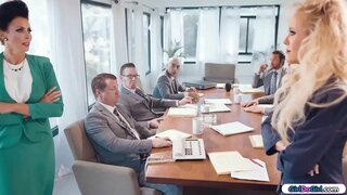 Milf מפותחת נשות עסקים ללכת ראש בראש במהלך boardmeeting.שאר אנשי עסקים לצאת מהר ככל שהם יכולים.סוף סוף את milfs את החדר על עצמם ולהתחיל לנשק, ללקק אחד את השני.