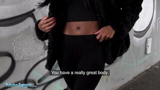 Обществен представител на Великобритания Чернокожая Азия Рей люлки своя голям сочен задник на огромен пениса за пари