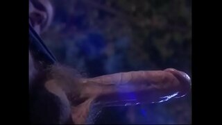 Busty ravenhaired bebeğim Şeytan kültü ritüel olarak votary tarafından dövülerek alır