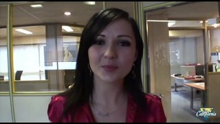 Drobna brunetka z przyjemnością oferuje swój tyłek