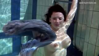 Plavanje dekle Katka trakovi navzdol v bazenu