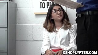 Кели шията, дяволите като залог на масата в офиса