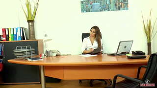 Rektor Dani Daniels hårete fitte fylt med sæd (Del 1)