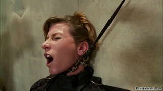 Lligat morena MILF esclau Ariel X es fixa en il·luminar la taula a continuació, encadenat aconsegueix anal follar amb un consolador en un pal a les mans del mestre Orlando