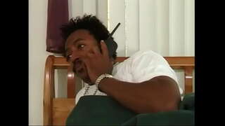 Сексуальна чорнокожа жінка з червоними волоссям та великою грудьми робить мінет, а потім отримує свою кицьку заповнену чорним членом всередині приміщення